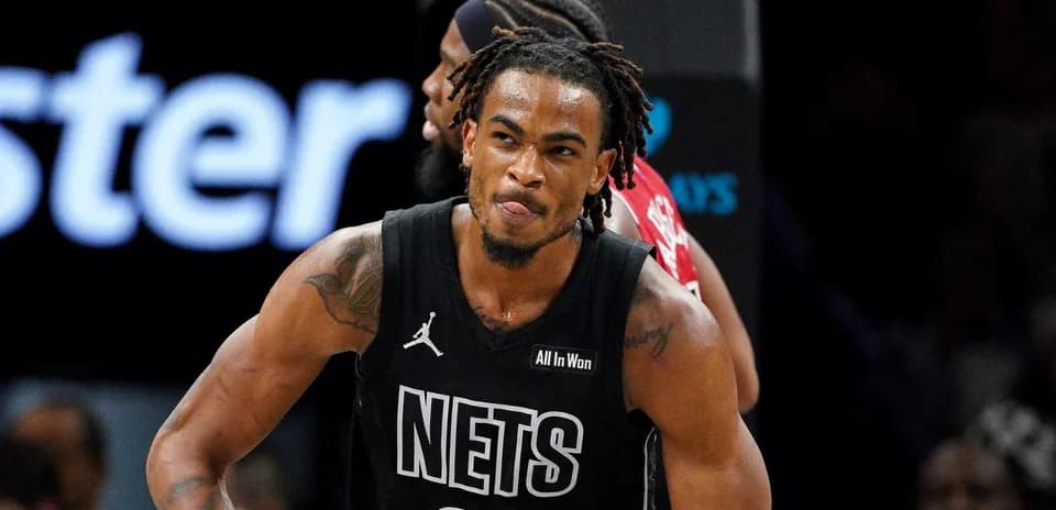 Jugador de los Nets celebrando durante el partido
