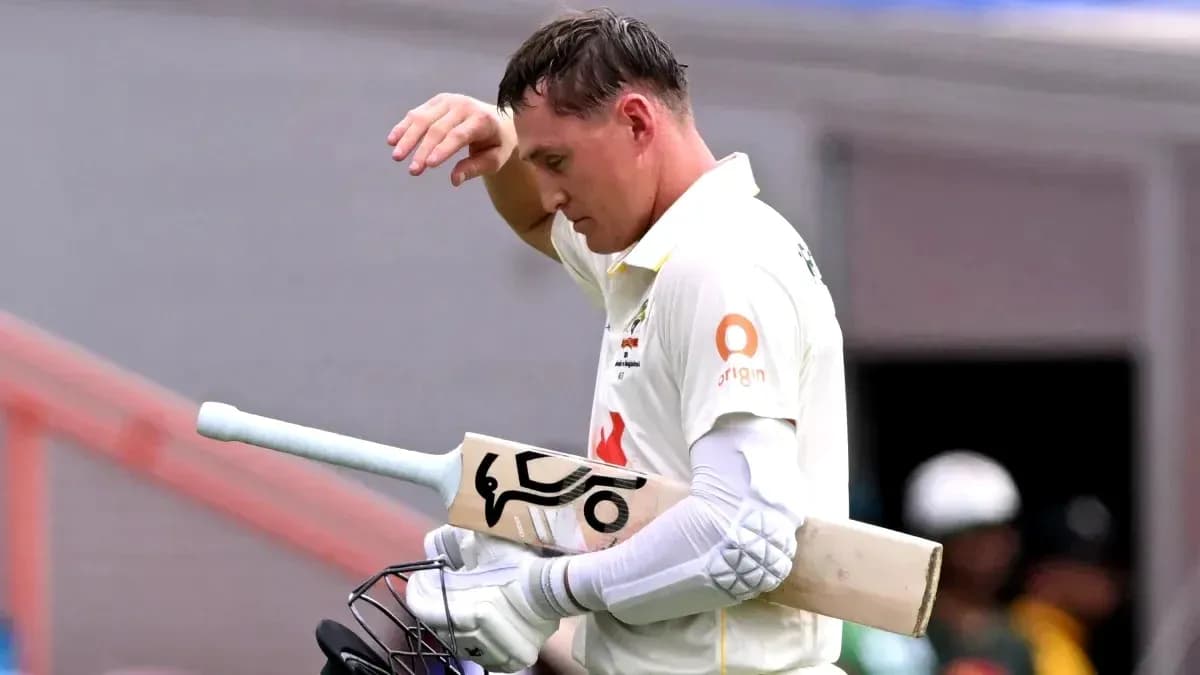 Jugador de cricket saliendo del campo con bate