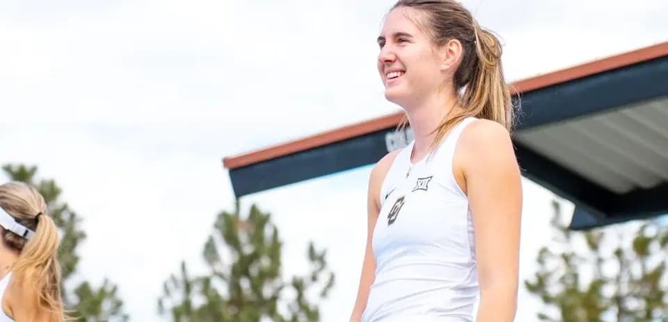 Jugadora de tenis sonriendo en la cancha
