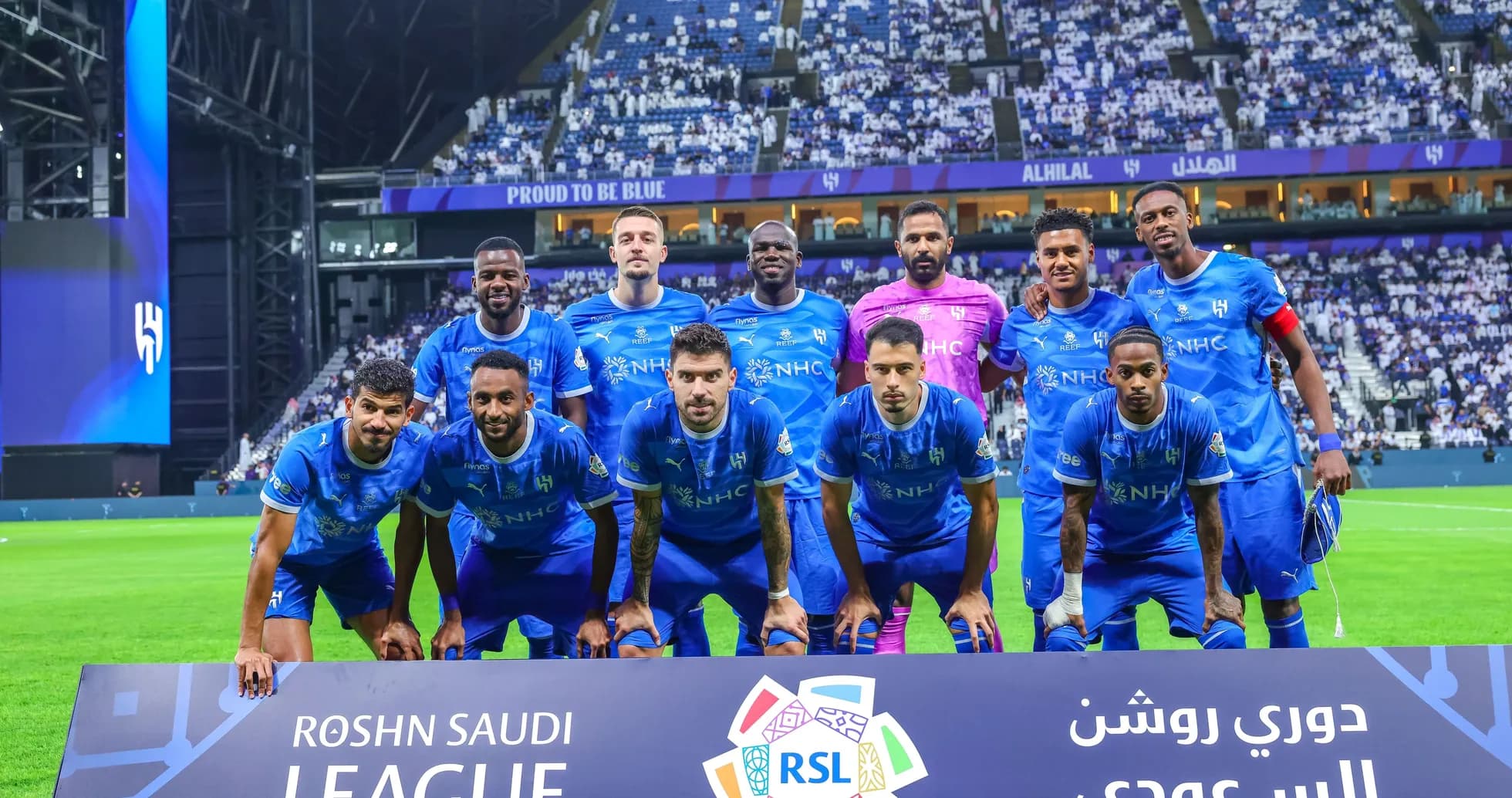 Equipo de Al Hilal posando en el campo