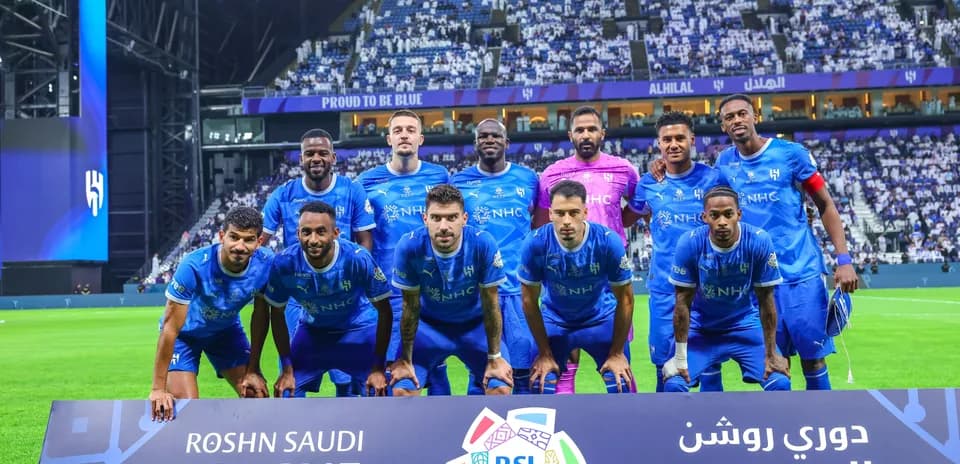 Equipo de Al Hilal posando en el campo