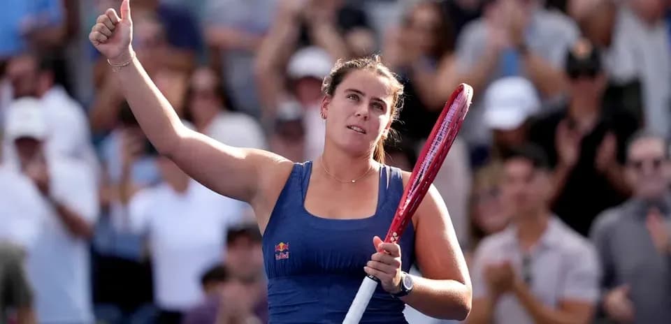 Jugadora de tenis saludando al público tras el partido