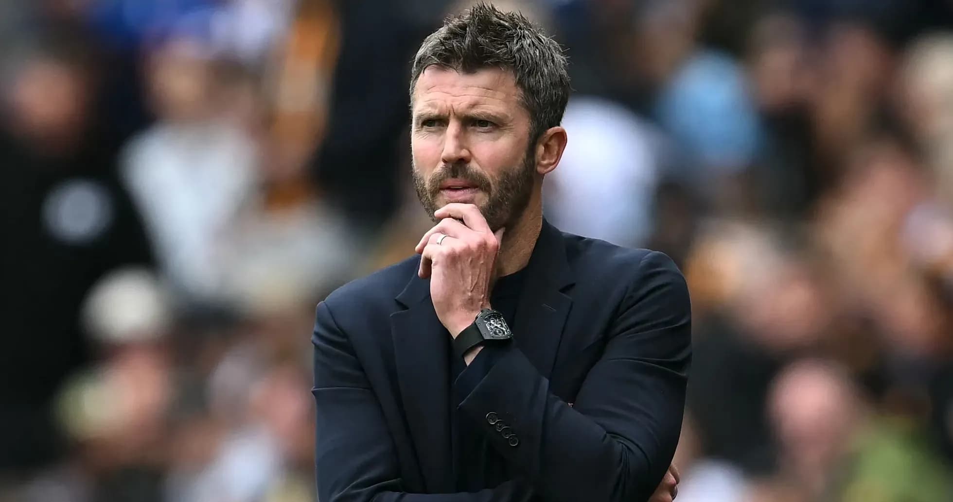 Entrenador observando el partido con atención