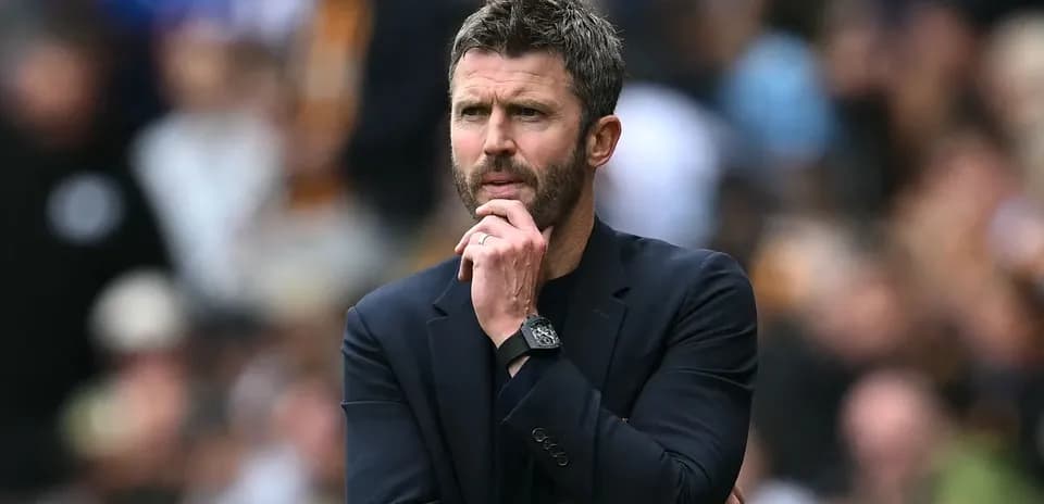 Entrenador observando el partido con atención