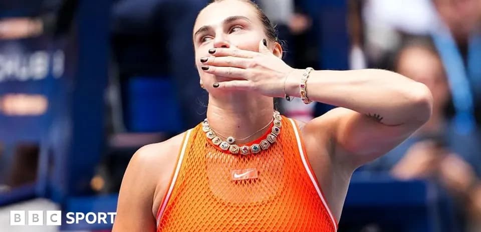 Jugadora de tenis haciendo un gesto durante partido