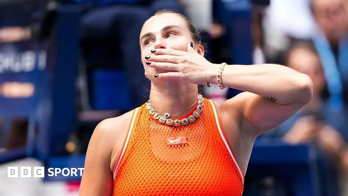 Jugadora de tenis haciendo un gesto durante partido
