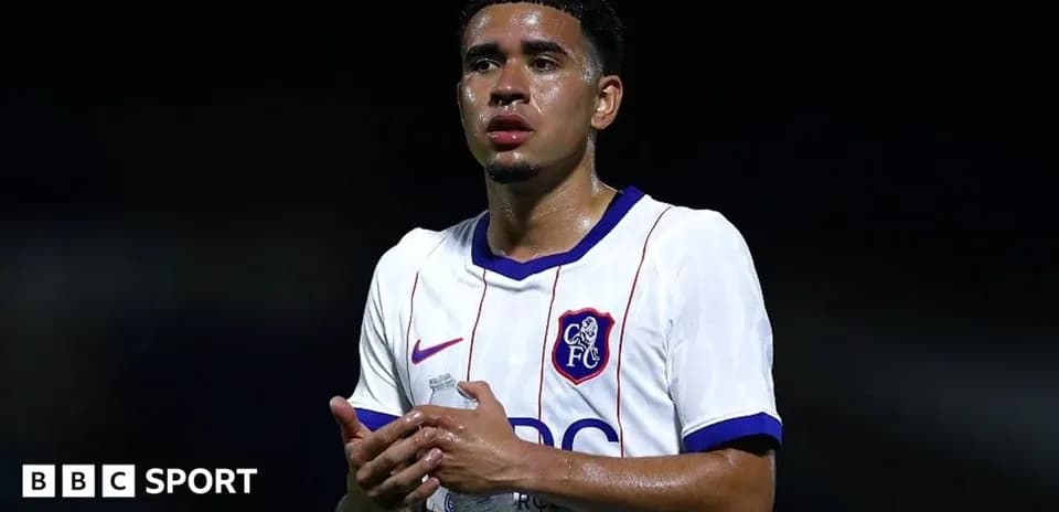 Jugador sosteniendo una botella de agua después del partido