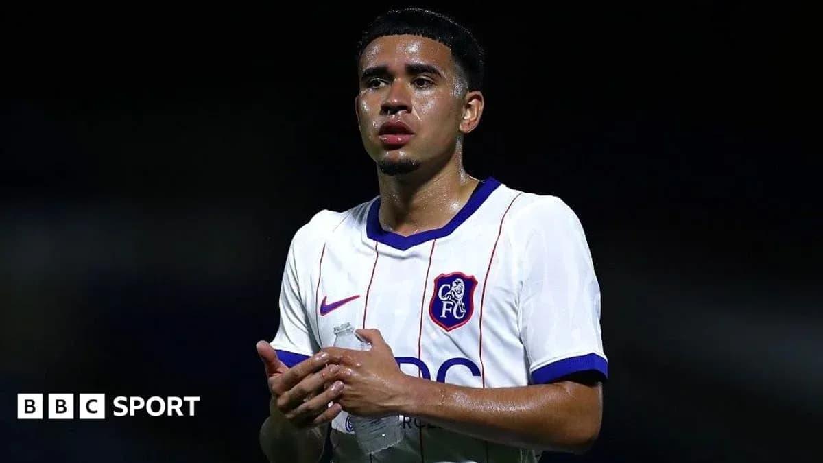 Jugador sosteniendo una botella de agua después del partido