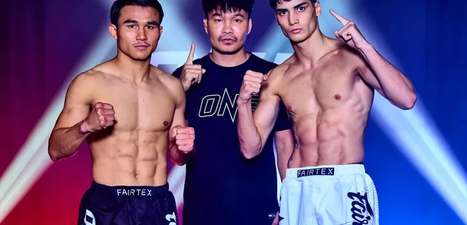 Dos luchadores y un entrenador posando para la foto