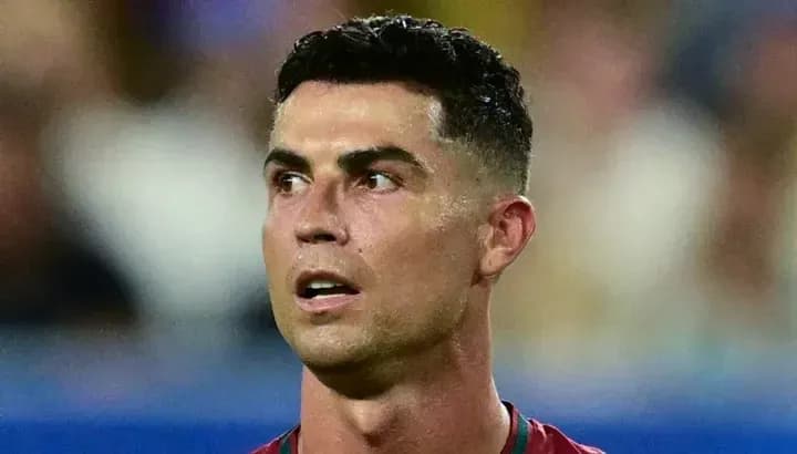 Jugador mirando hacia el campo durante un partido