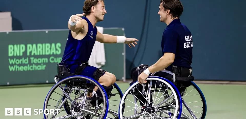 Jugadores de tenis en sillas de ruedas celebrando juntos