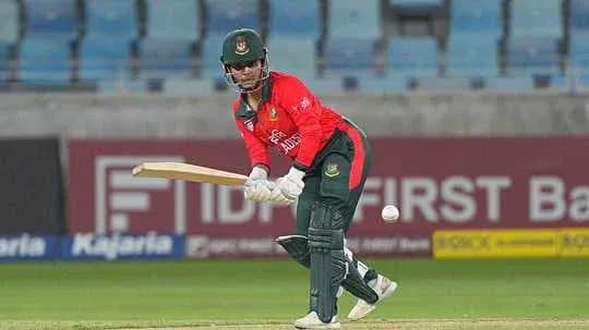 Jugador de cricket bateando durante un partido
