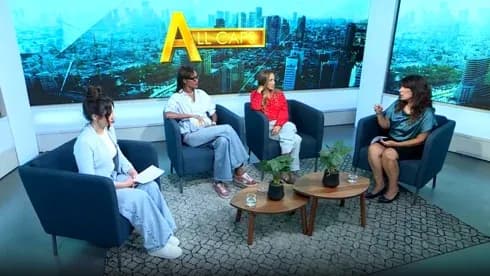 Cuatro mujeres discutiendo en un programa de televisión