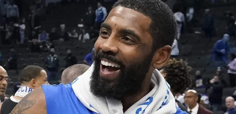 Jugador sonriendo en el banquillo después del partido
