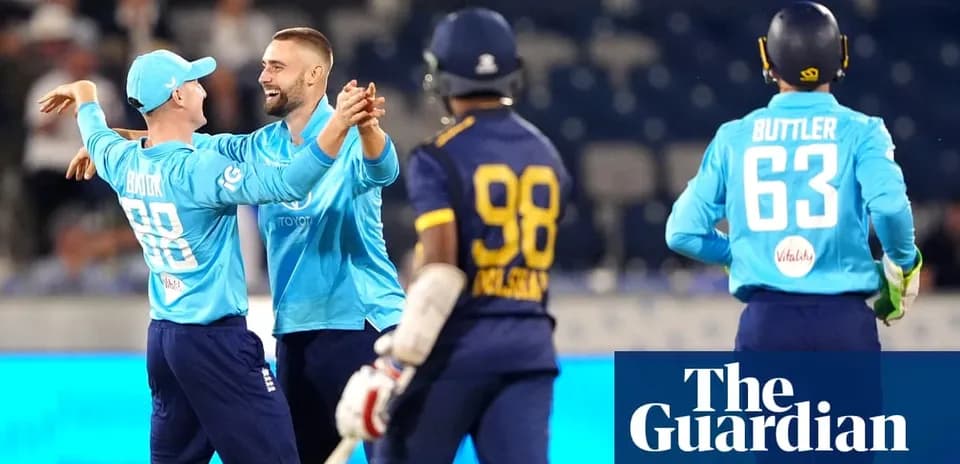 Jugadores de Inglaterra celebrando una wicket en cricket