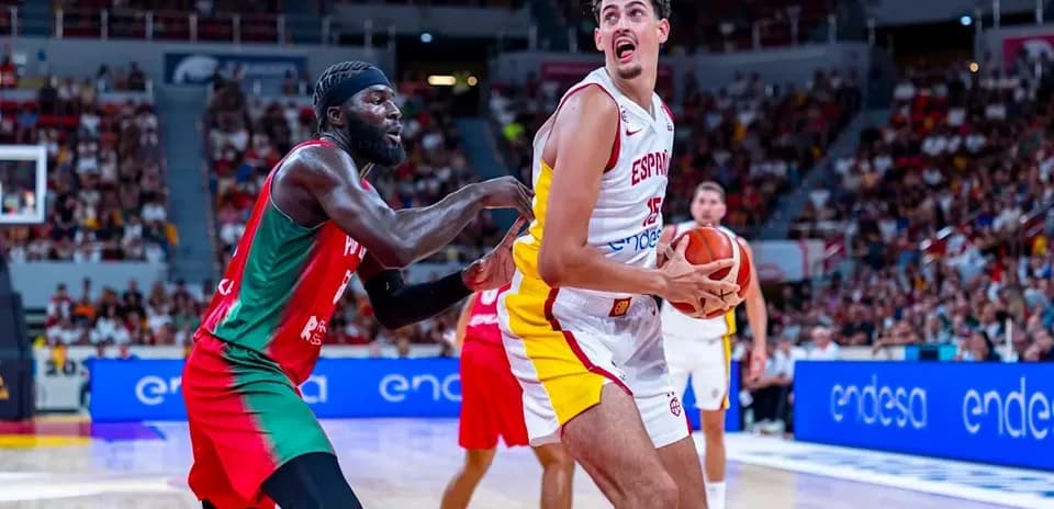Jugador de España intentando anotar bajo presión