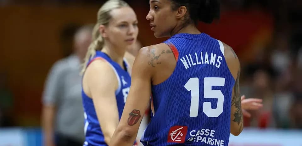 Jugadora con camiseta número 15 en partido de baloncesto