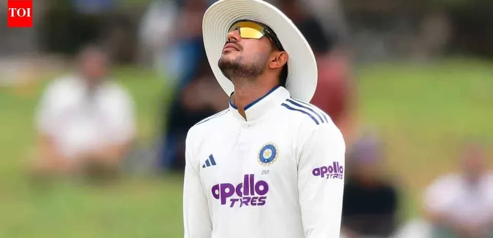 Jugador de cricket mirando hacia arriba en el campo