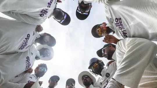Jugadores de cricket reunidos en círculo antes del juego