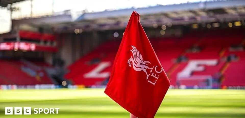 Bandera de córner del Liverpool en Anfield