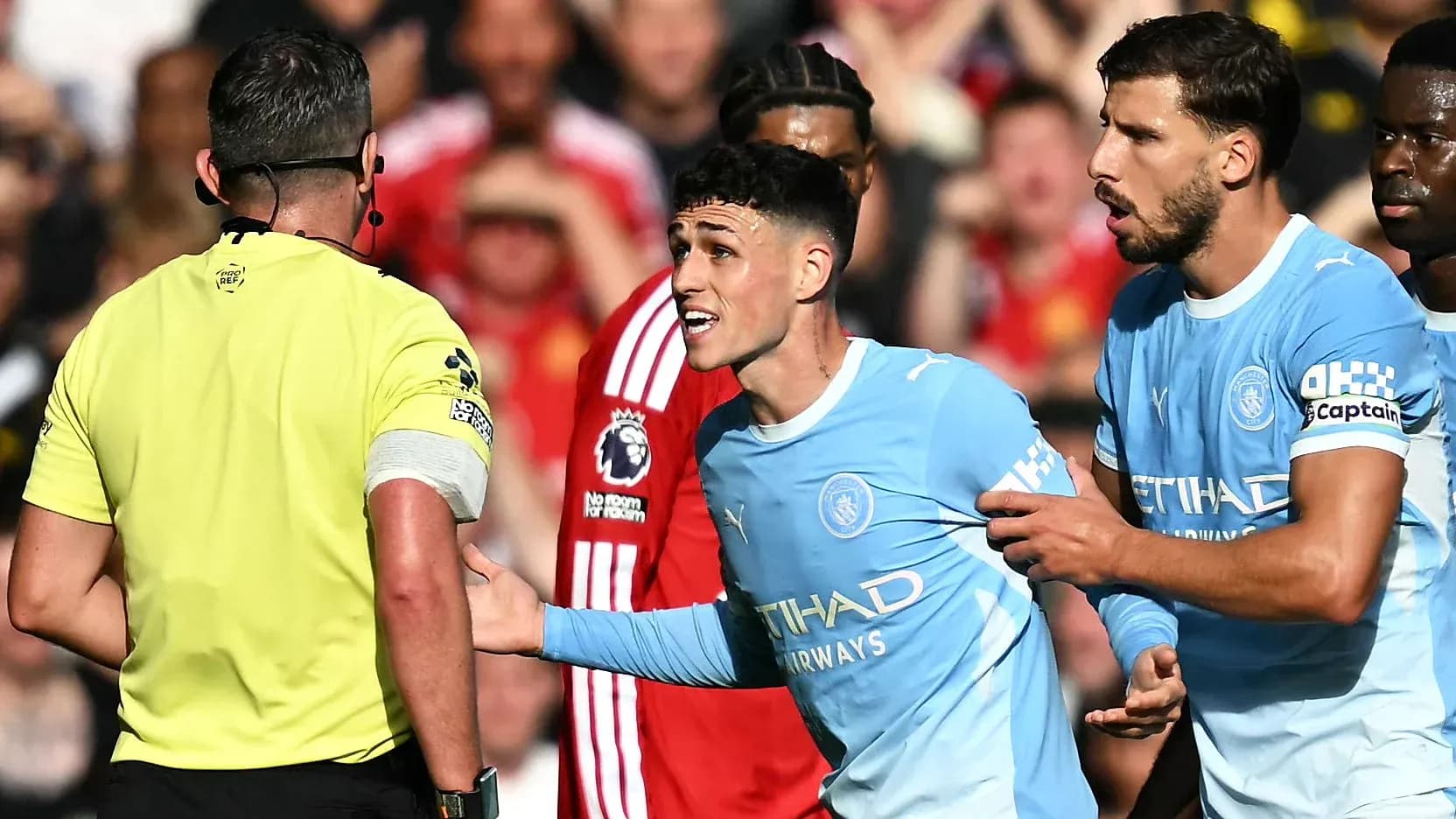 Jugadores de Manchester City discutiendo con el árbitro Jugadores de Manchester City discutiendo con el árbitro
