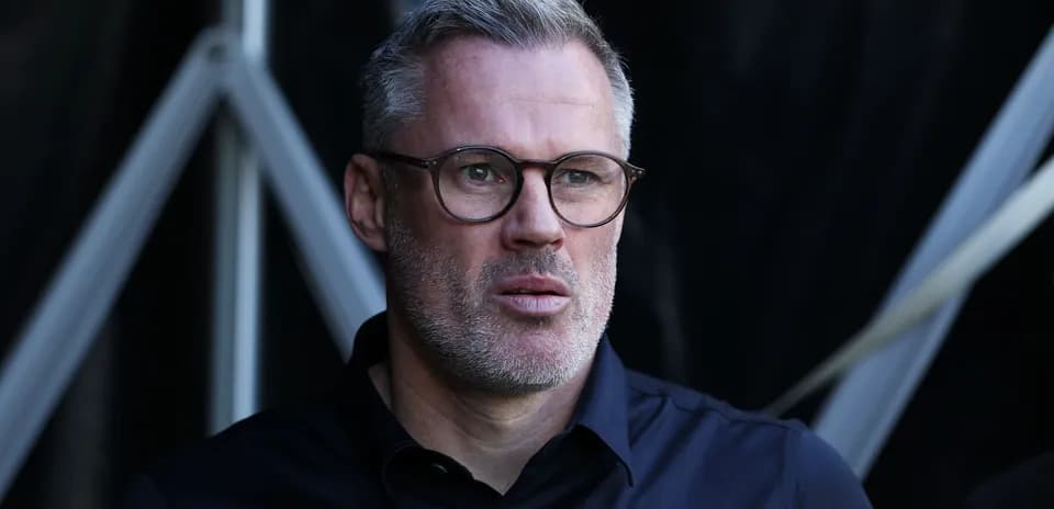 Hombre con gafas en un entorno oscuro