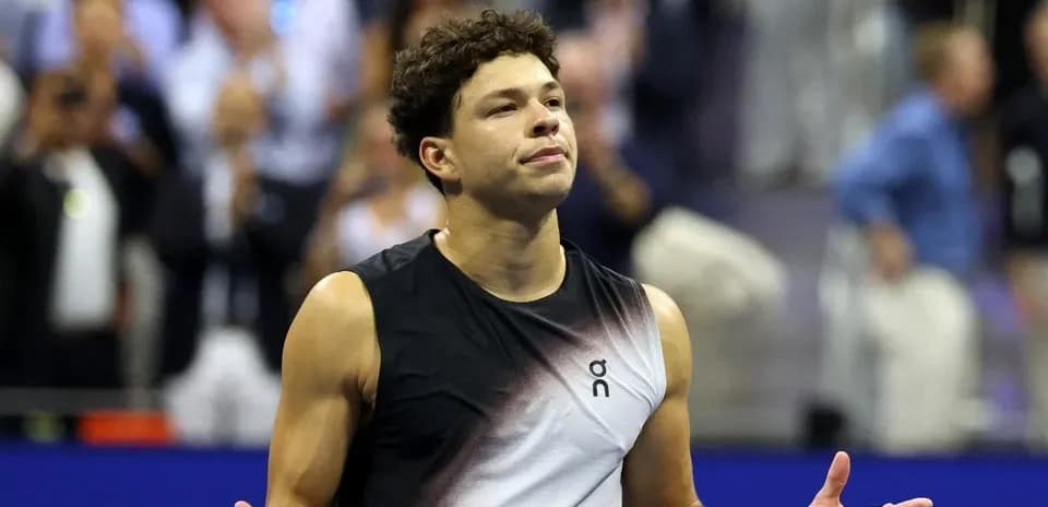 Jugador de tenis en la cancha durante un partido