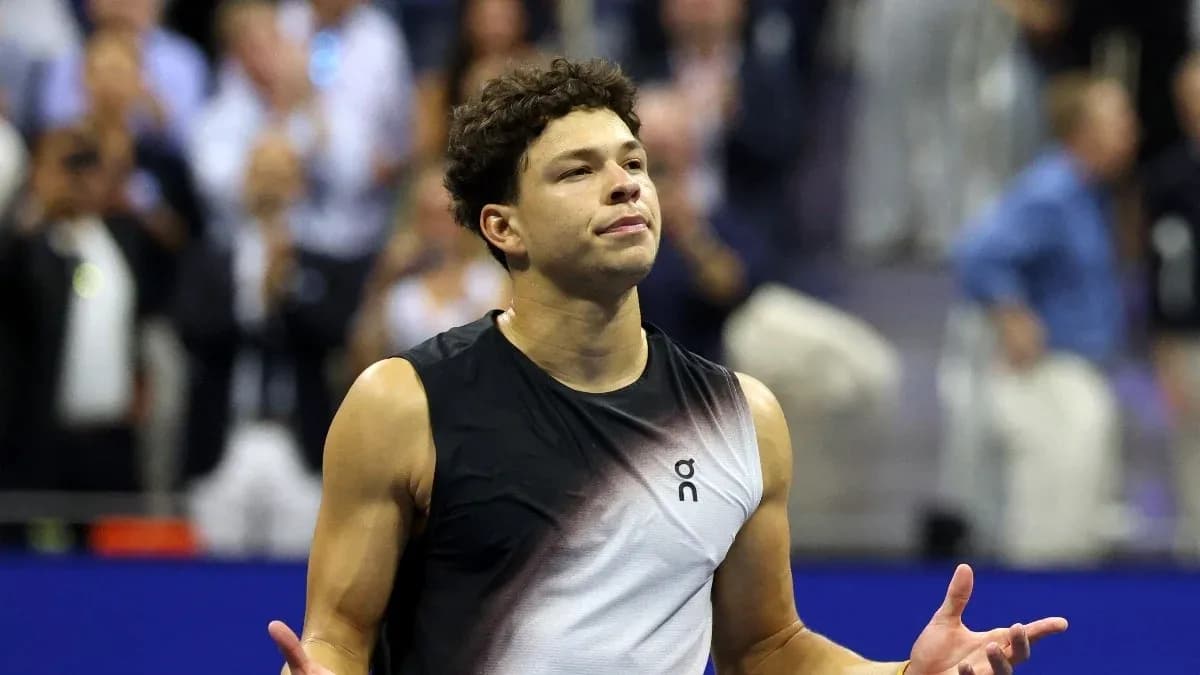 Jugador de tenis en la cancha durante un partido
