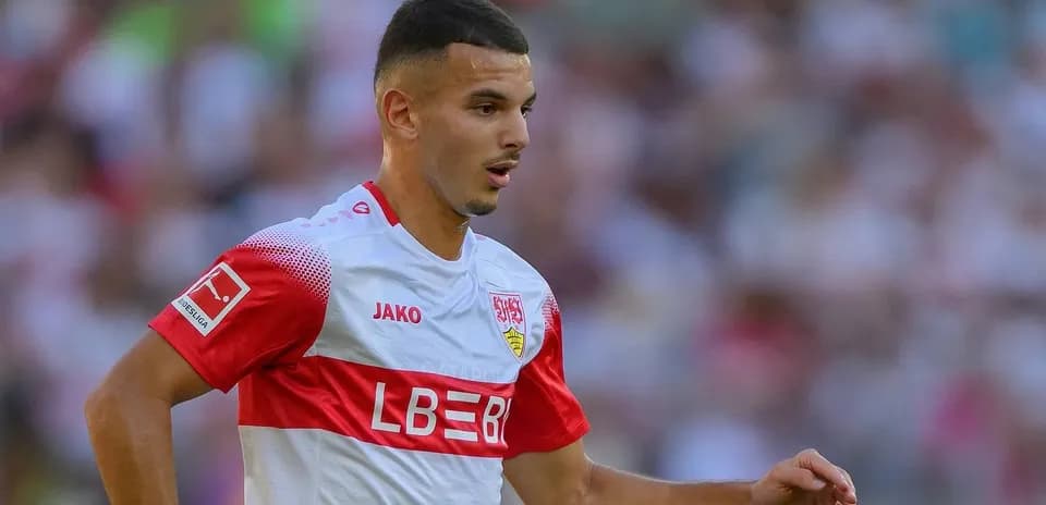 Jugador del Stuttgart corriendo en el campo