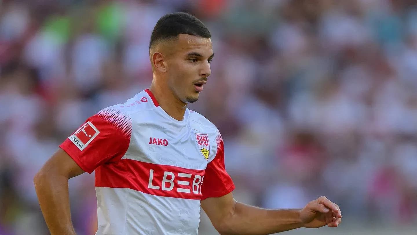 Jugador del Stuttgart corriendo en el campo