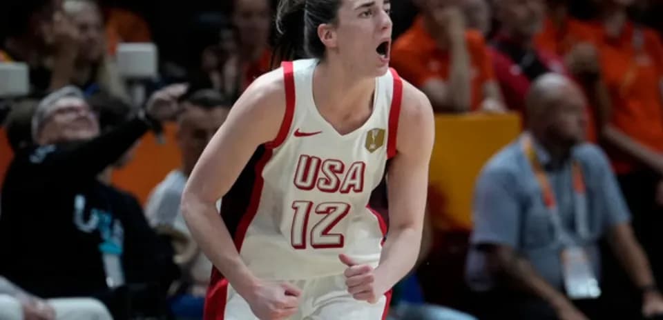 Jugadora de baloncesto de USA celebrando una jugada