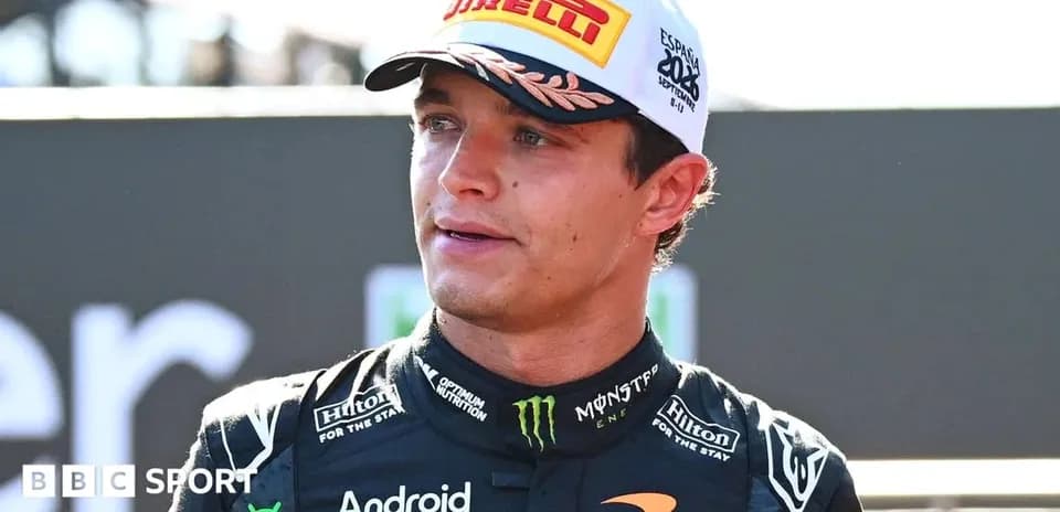 Piloto de Fórmula 1 hablando en el circuito