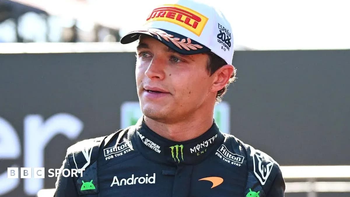 Piloto de Fórmula 1 hablando en el circuito