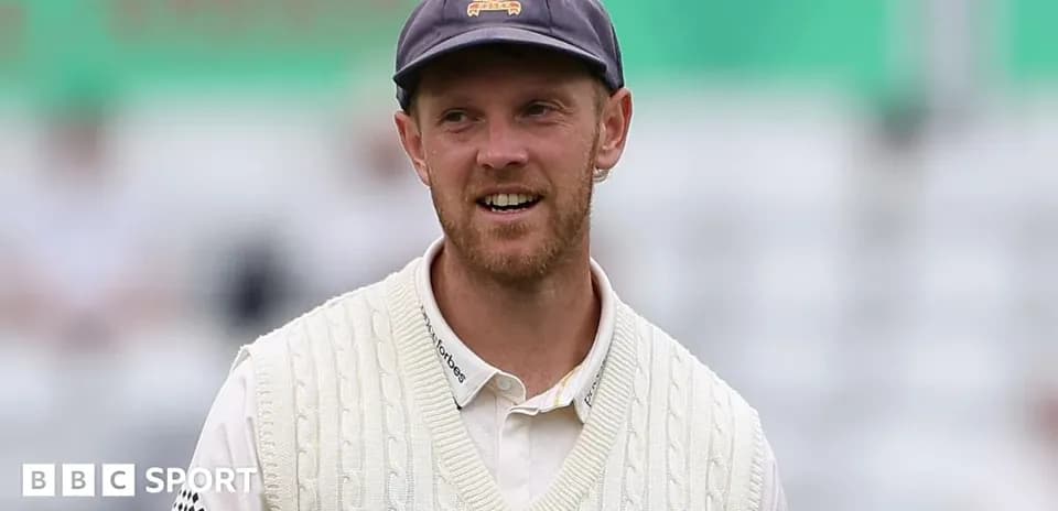 Jugador de cricket con suéter en el campo