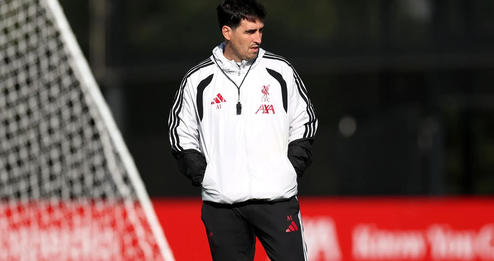 Entrenador observando durante sesión de entrenamiento