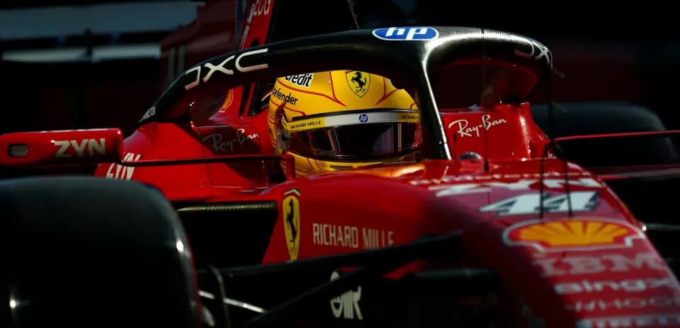 Piloto de Ferrari en el monoplaza durante carrera