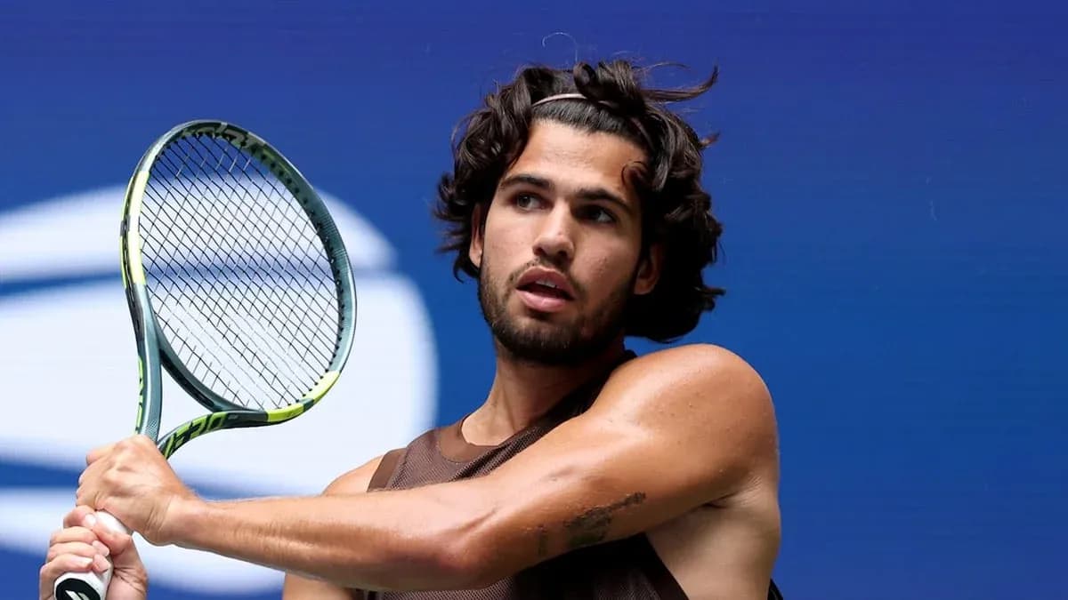 Jugador de tenis preparándose para golpear la pelota Jugador de tenis preparándose para golpear la pelota