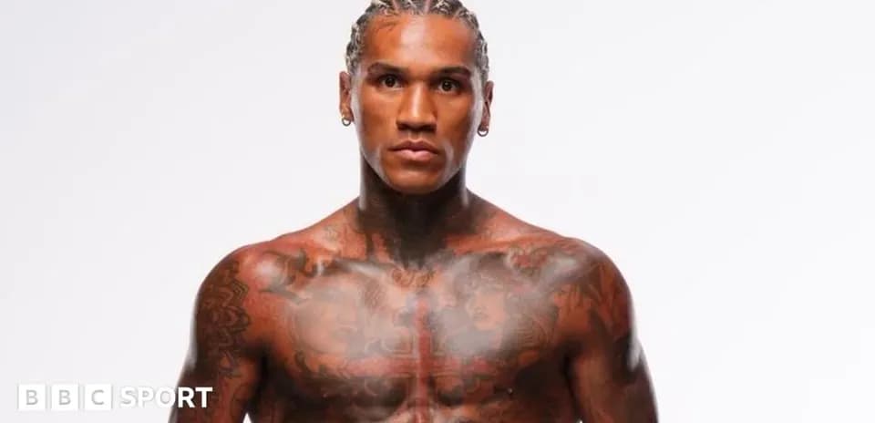 Luchador posando con tatuajes visibles en el torso
