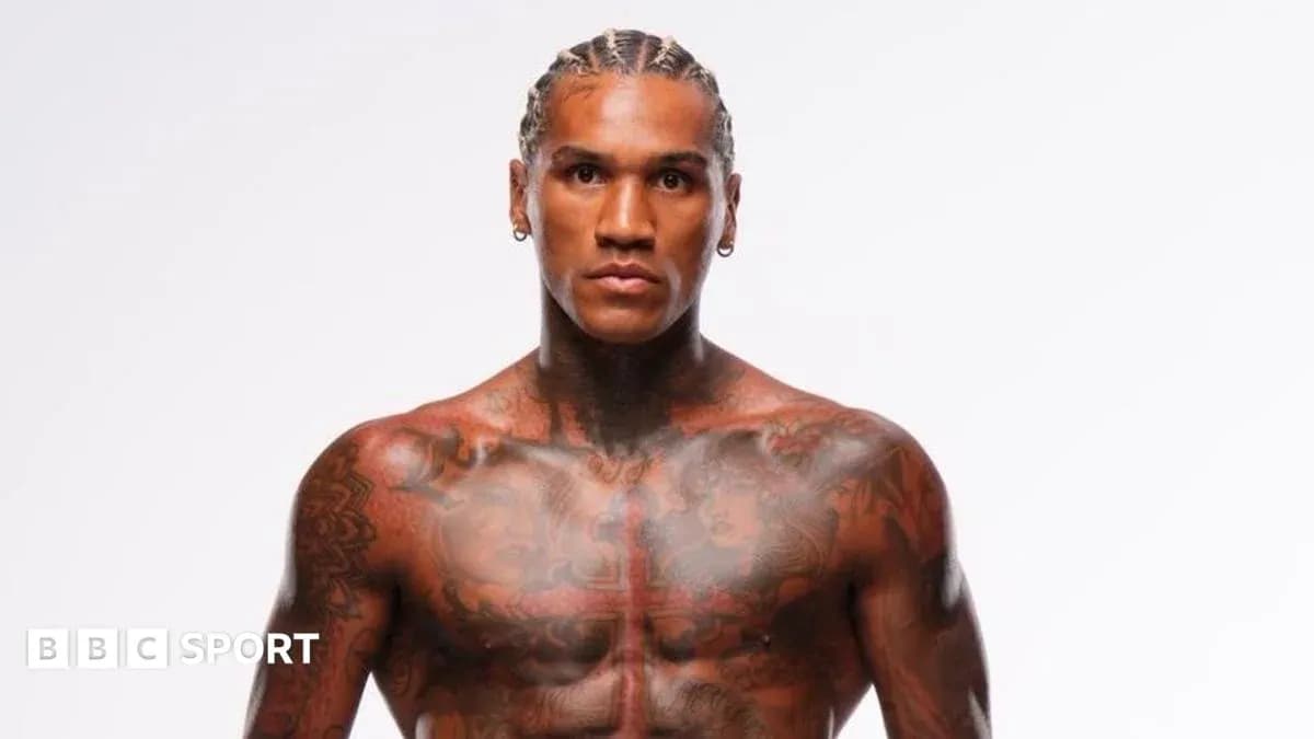 Luchador posando con tatuajes visibles en el torso