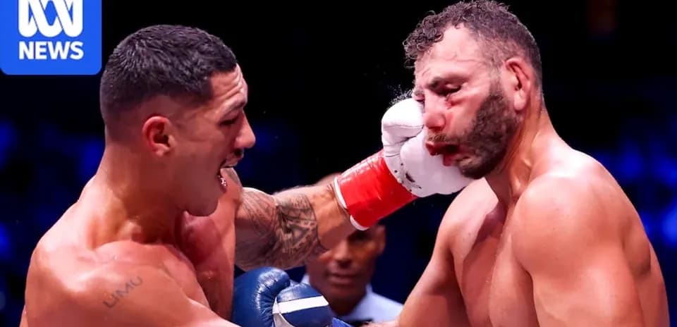 Boxeador recibiendo un golpe en el rostro
