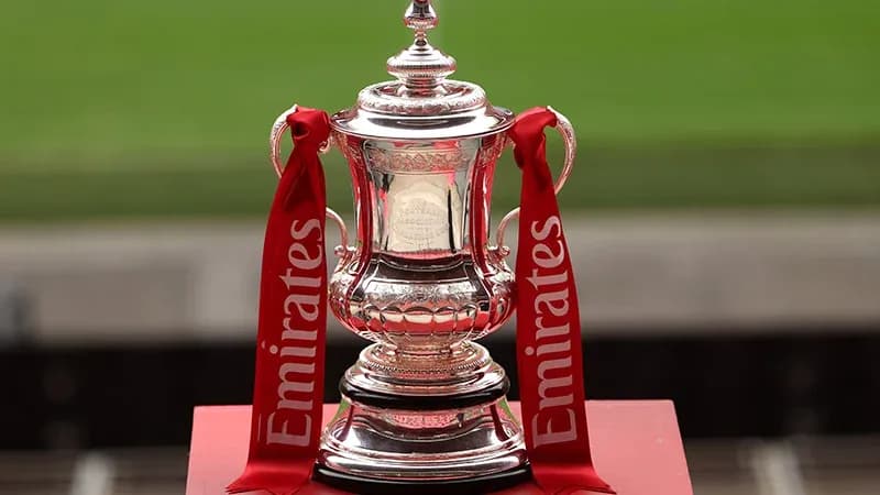 Trofeo de la FA Cup con cintas de Emirates