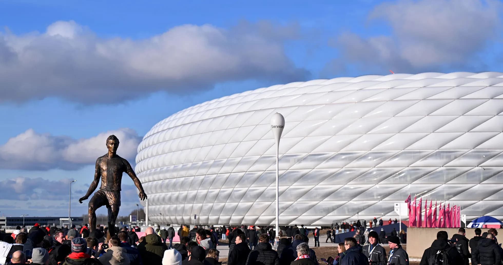 Estatua de jugador frente al estadio Allianz Arena