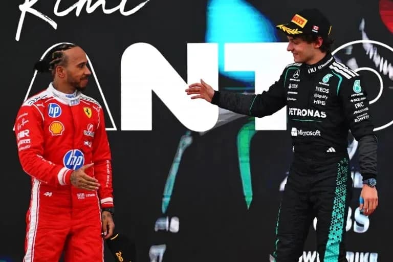 Lewis Hamilton y George Russell en ceremonia de premiación