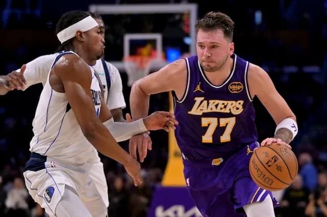 Jugador de Lakers driblando mientras es defendido