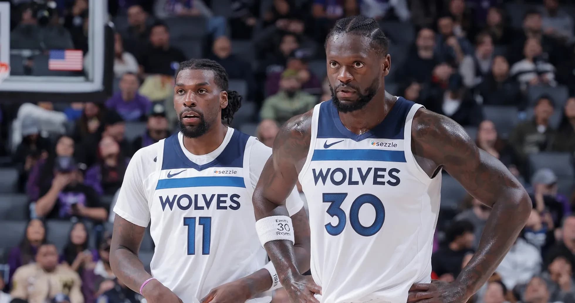 Jugadores de Timberwolves en la cancha durante el juego