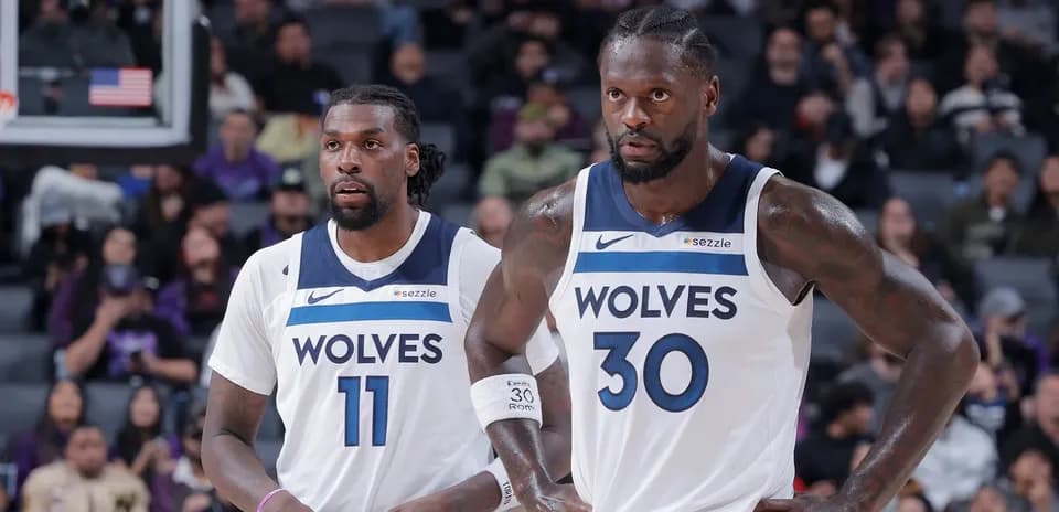 Jugadores de Timberwolves en la cancha durante el juego