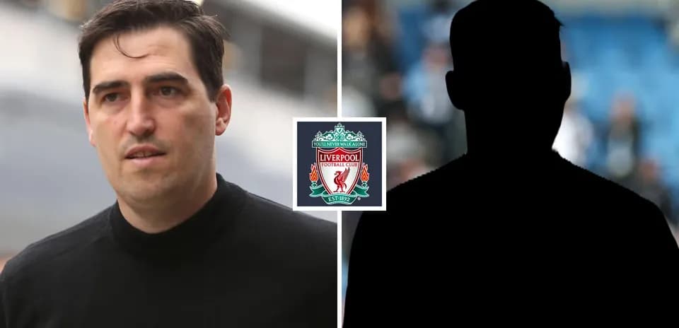 Hombre hablando con el logo de Liverpool en el centro