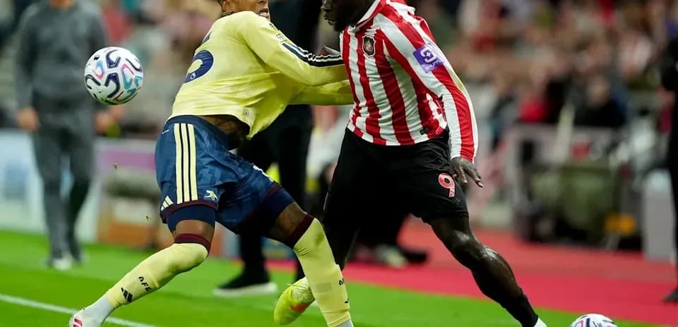 Jugadores luchando por el balón en un partido de fútbol