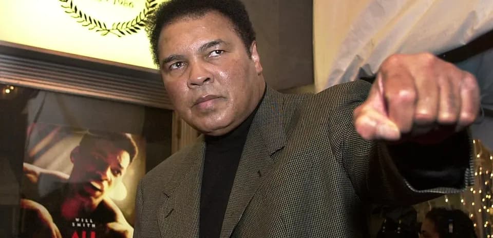 Muhammad Ali levantando el puño en un evento