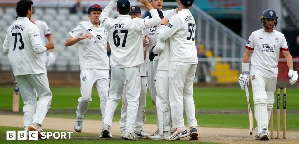 Jugadores celebrando un wicket en partido de cricket